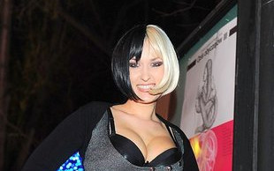 Sara May śpiewa piosenkę Mnie nie kupisz