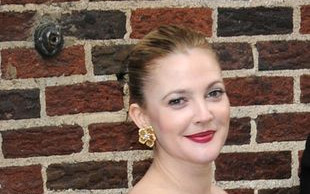 Kogo tak namiętnie całuje Drew Barrymore? (FOTO)