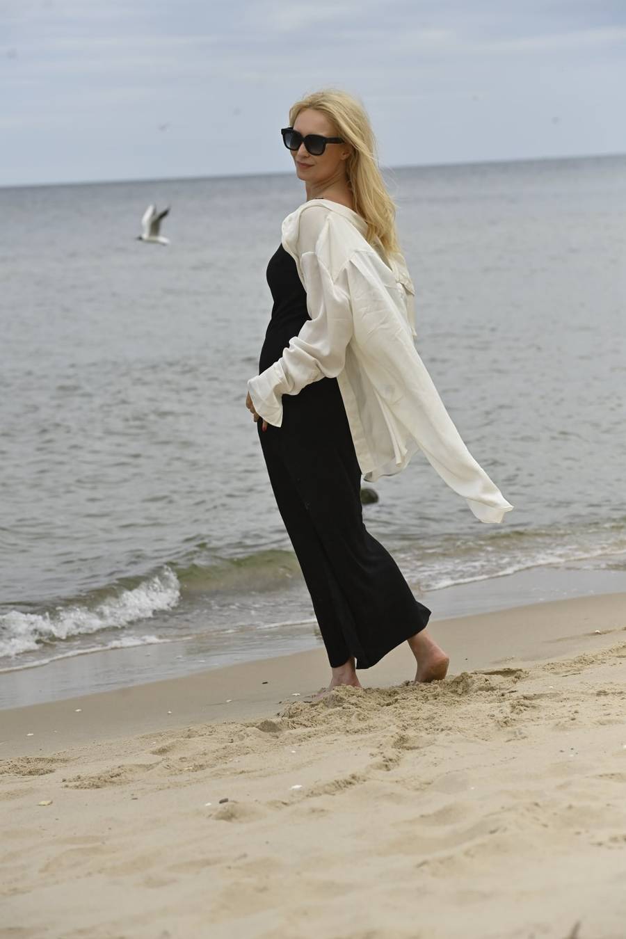 Marta Dąbrowska odpoczywa po Festiwalu Gwiazd! Pojawiła się w eterycznych stylizacjach na pustej plaży (FOTO)