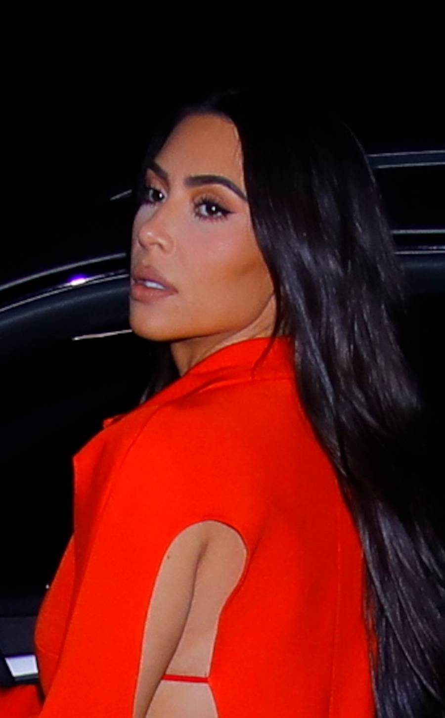 Kim Kardashian w pomarańczowym topie