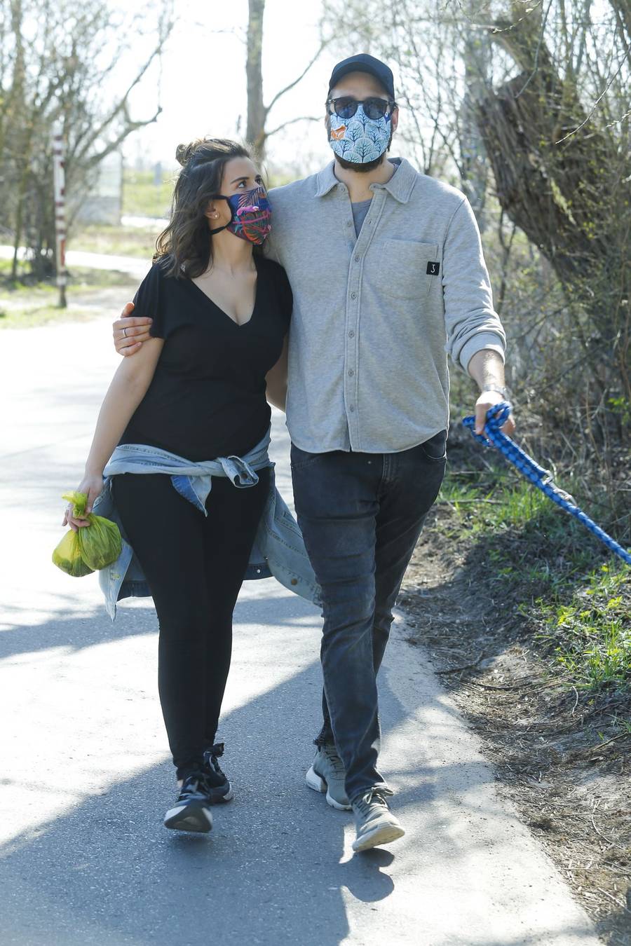 Monika Mazur-Chrapusta z meżem na spacerze - oboje założyli maseczki