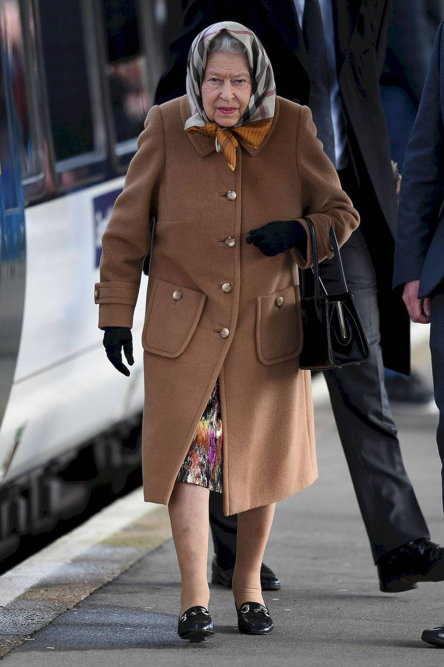 Królowa ma DOŚĆ – wypędziła Meghan i Harry’ego z pałacu