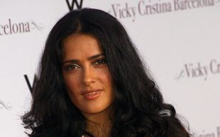 Sukienka Salmy Hayek o mało nie pęknie (FOTO)