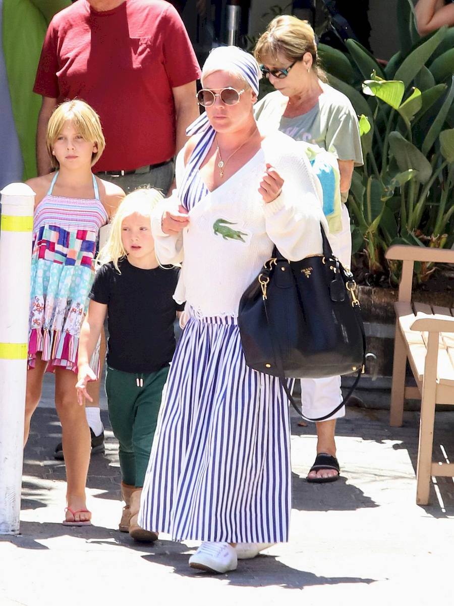 Dawno niewidziana Pink z rodzicami i dziećmi. Jej syn i córka bardzo wyrośli (ZDJĘCIA)