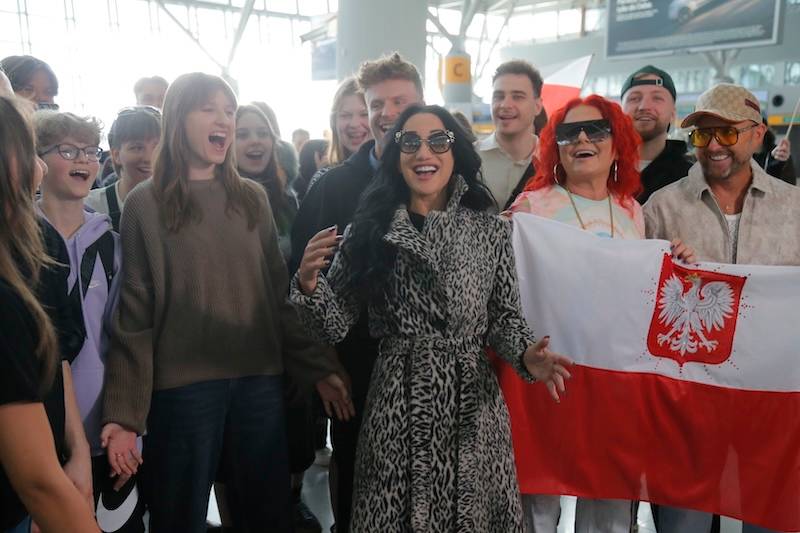 Powrót Królowej! Steczkowska wyrusza na Eurowizję po 30 latach. Na lotnisku w szpilkach…