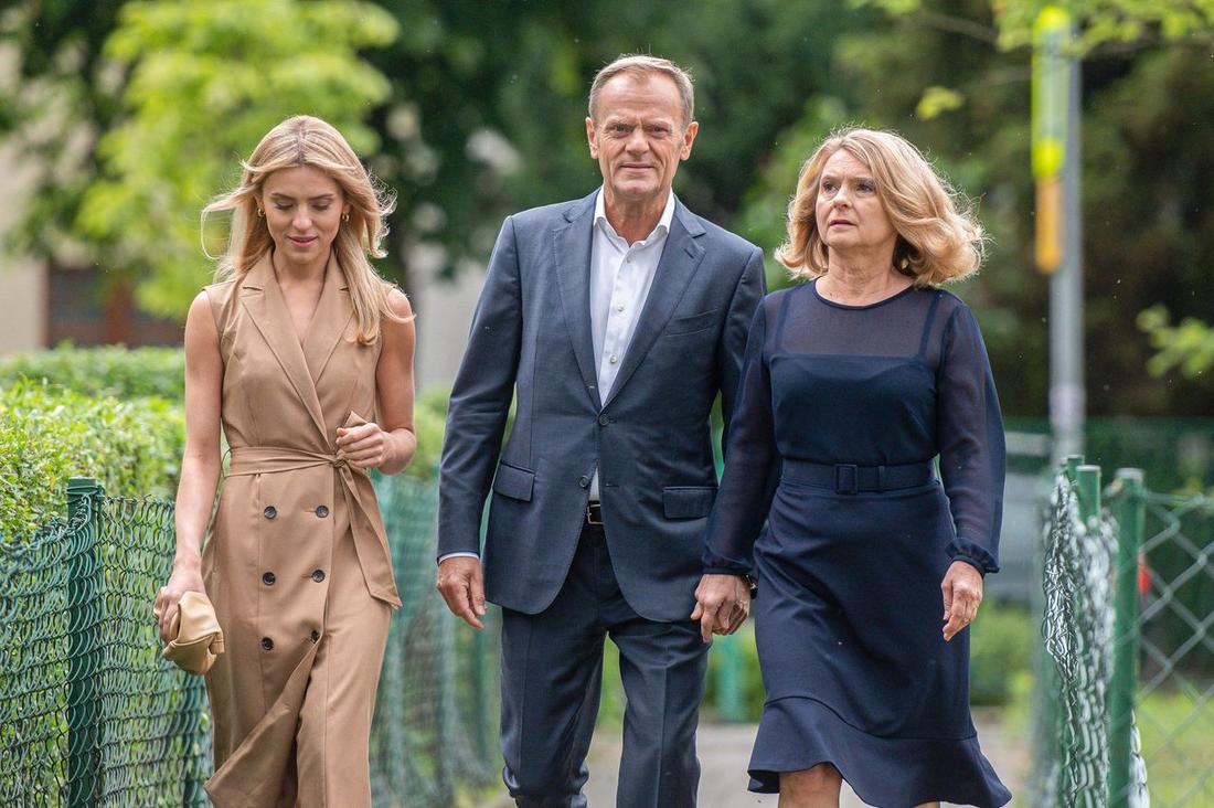 Kasia Tusk z rodzicami w lokalu wyborczym