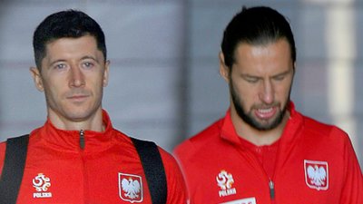 Piłkarze w drodze na mecz Polska – Albania – w niezbyt dobrych humorach  (ZDJĘCIA)