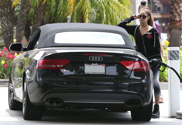 Vanessa Hudgens na stacji benzynowej