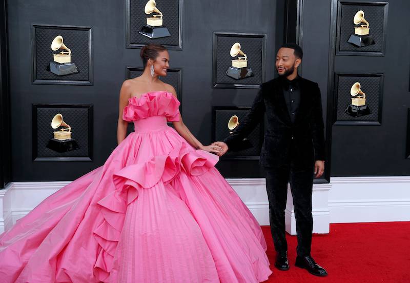 GRAMMY2022. Lady Gaga w stylu dawnego Hollywood, Hailey Bieber skromnie przy mężu (ZDJĘCIA)