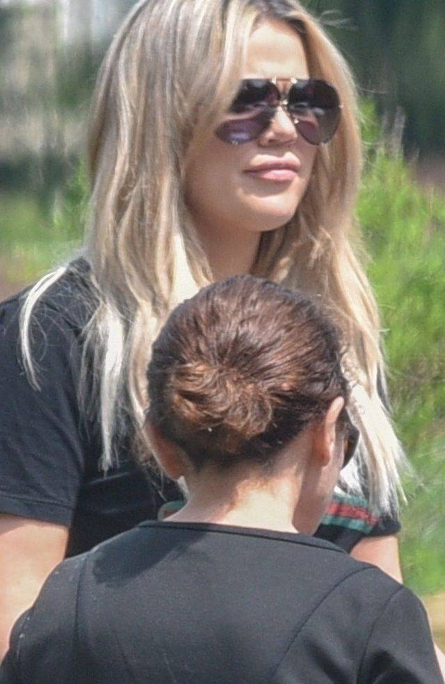 PIERWSZE zdjęcia Khloe Kardashian na spacerze z córką