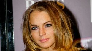 Lindsay Lohan ma pokoje zawalone ciuchami i butami [VIDEO]