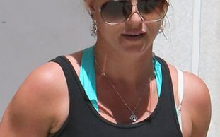 Zakochana gwiazda chętnie rozdaje buziaki (FOTO)