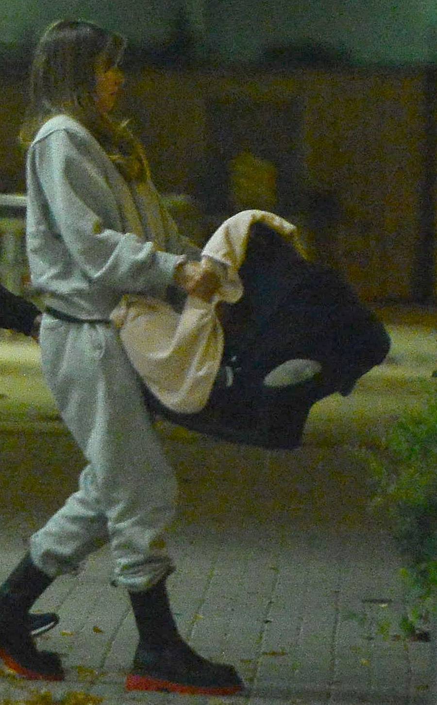 Anna Lewandowska z nosidełkiem