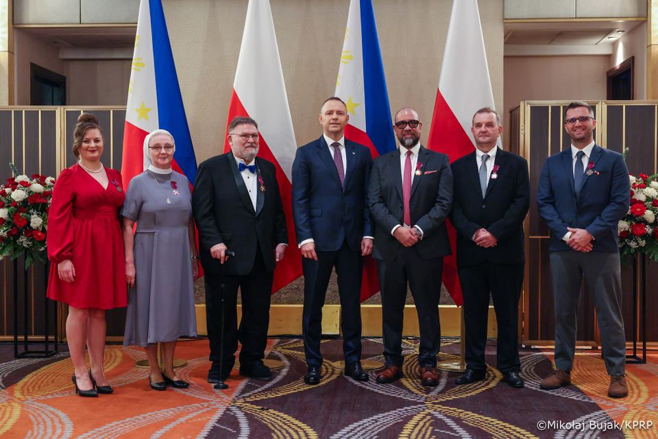 Karol Nawrocki z laureatami Krzyża Zasług, fot. prezydent.pl