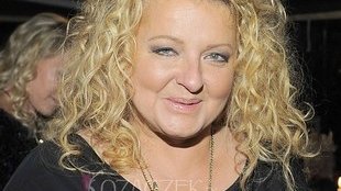 Magda Gessler testuje masło w sklepie paznokciem