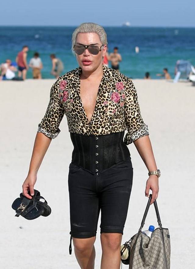 SZOK! Żywy Ken pokazał ciało w slipkach!