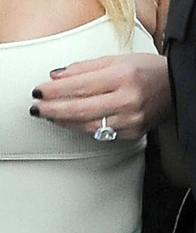 Kim Kardashian pokazała zdjęcie z mężem i dziećmi. Spójrzcie tylko na jej PALEC