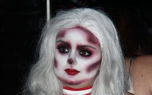 Czekała na Halloween, by bezkarnie pokazać pośladki? (FOTO)