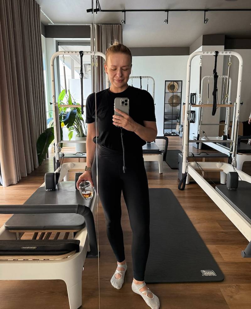 Aneta Zając pozuje w samym ręczniku. Aktorka po ,,liftingu bez skalpela” zachwyca fanów! (FOTO)