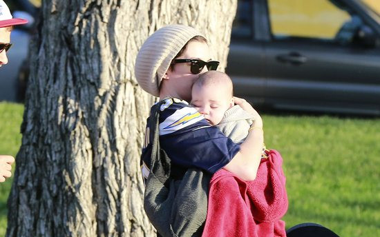 Anne Hathaway opiekuje się z dzieckiem przyjaciół