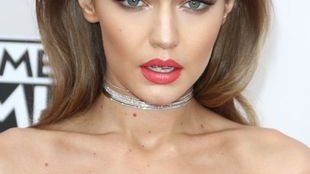 Gigi Hadid założyła TĘ suknię na rozdanie AMA’s. Wszyscy mówią tylko o niej!