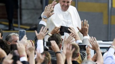 Papież Franciszek już w Polsce – witali go prezydent i Pierwsza Dama