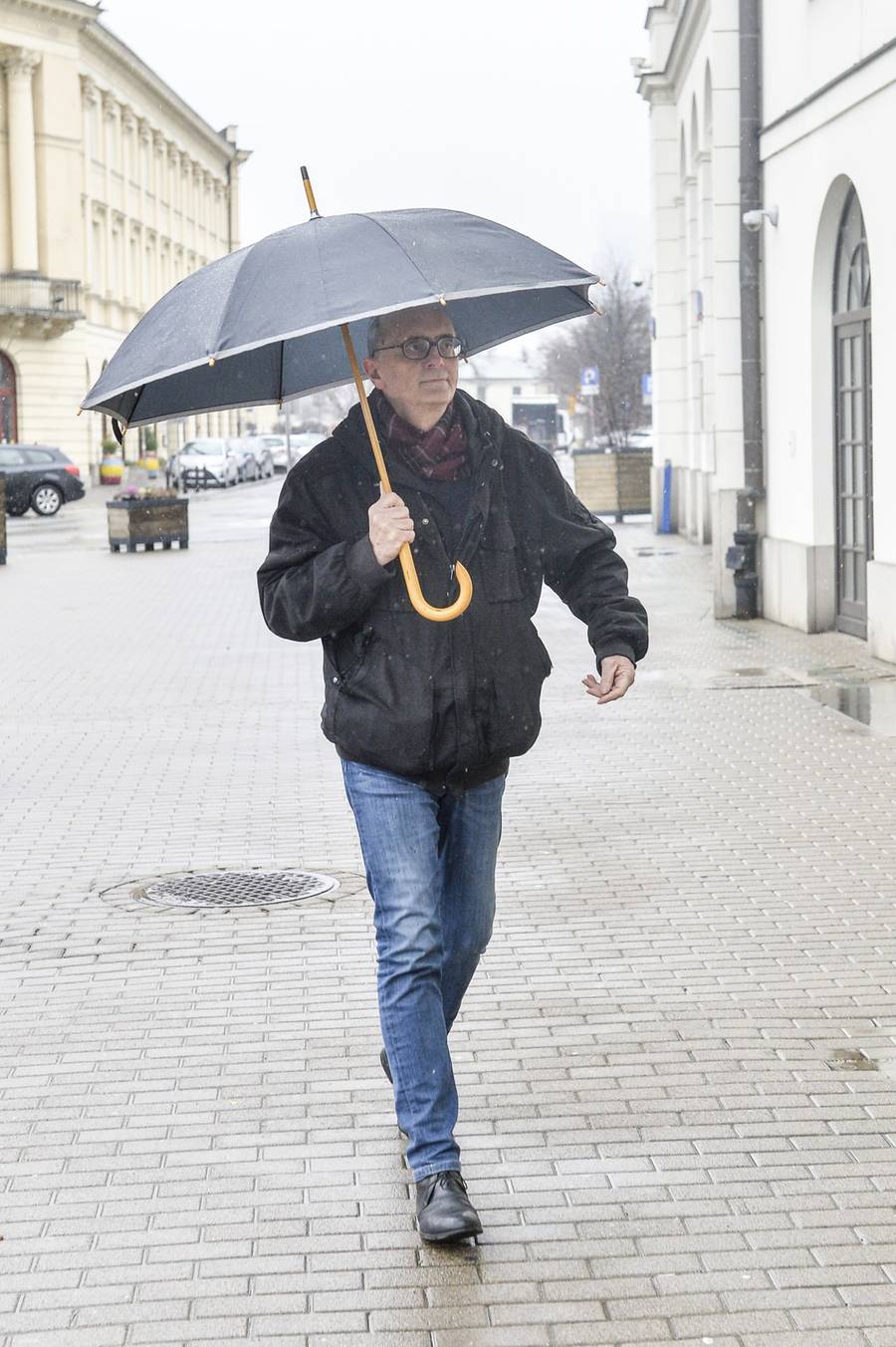 Pogrzeb Jerzego Gruzy – reżysera “Czterdziestolatka”. Banasiuk z ojcem, Olejnik z partnerem, Olbrychski z żoną