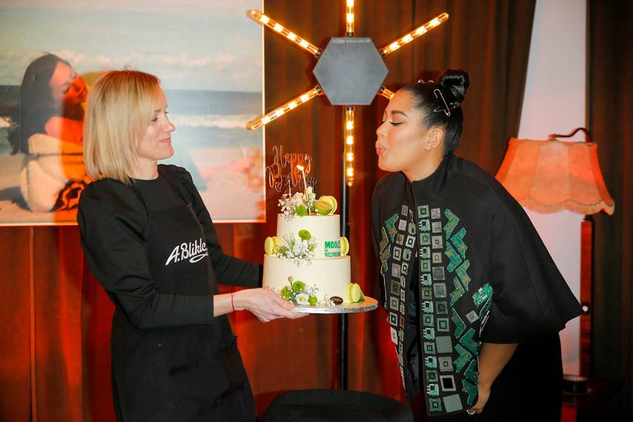 Pokaz z okazji Światowego Dnia Recyklingu. Patricia Kazadi pojawiła się z babcią, niezwykle chuda Ida Nowakowska