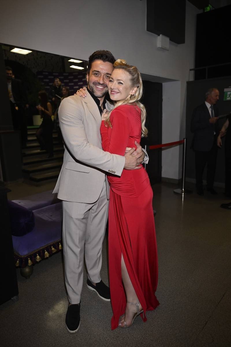 Plejada aktorów na premierze “Aniołki Mussoliniego”. Zakochani Kurdej-Szatan i Rafał Szatan, Magda Mołek…