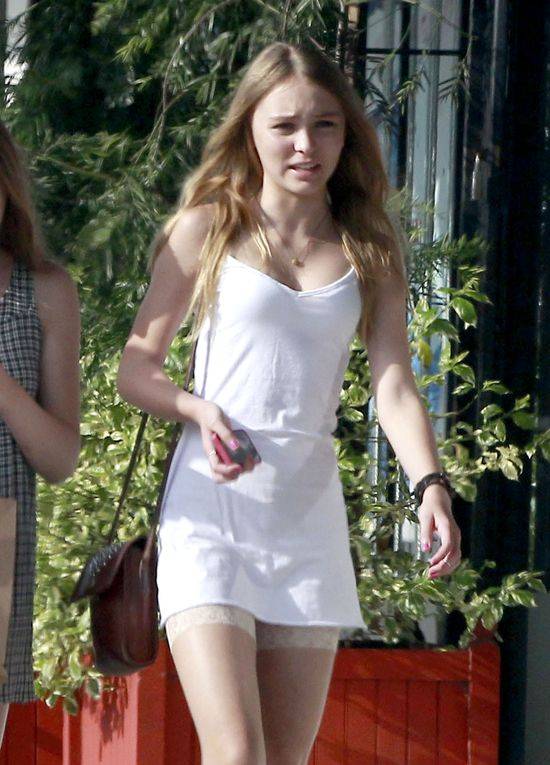 Lily Rose Depp na spacerze z koleżankami
