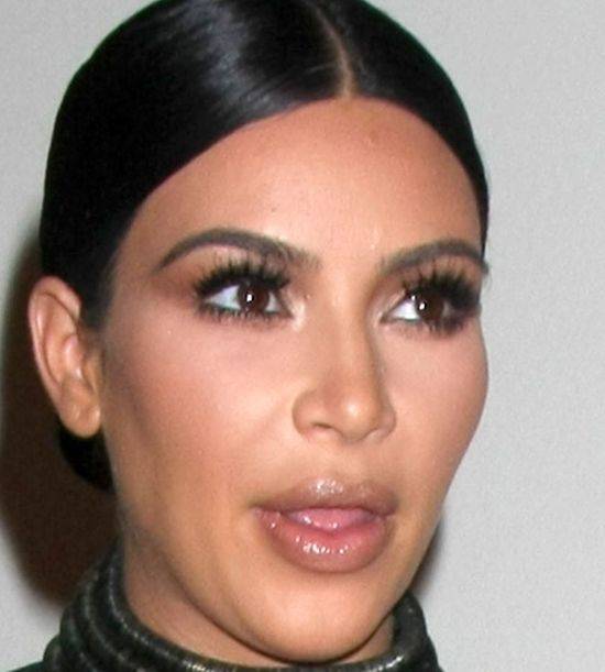 Twarz Kim Kardashian z BARDZO BLISKA