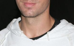 Enrique Iglesias lubi chodzić nago przy kumplach