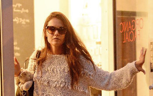 Suri Cruise z gipsem na przedramieniu (FOTO)