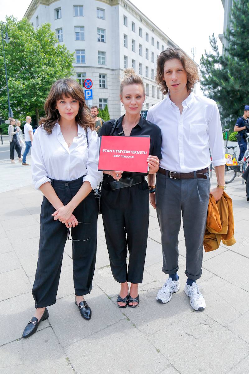 Aktorzy pod Sejmem walczą o swoje prawa: Boczarska, Dereszowska z synem, Agnieszka Grochowska…