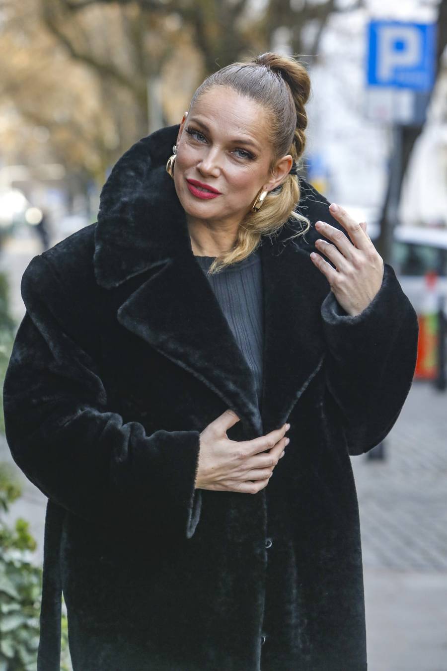 Gwiazdy mkną do studia “DDTVN”! Kasia Kowalska z pieskami, Joanna Liszowska w ogromnym futrze (FOTO)