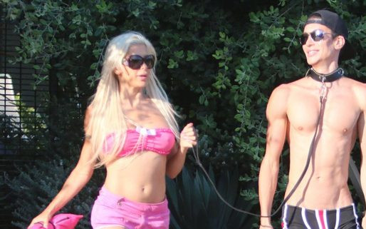 Desperacko pragniesz popularności? Wyprowadź chłopaka na spacer na… SMYCZY