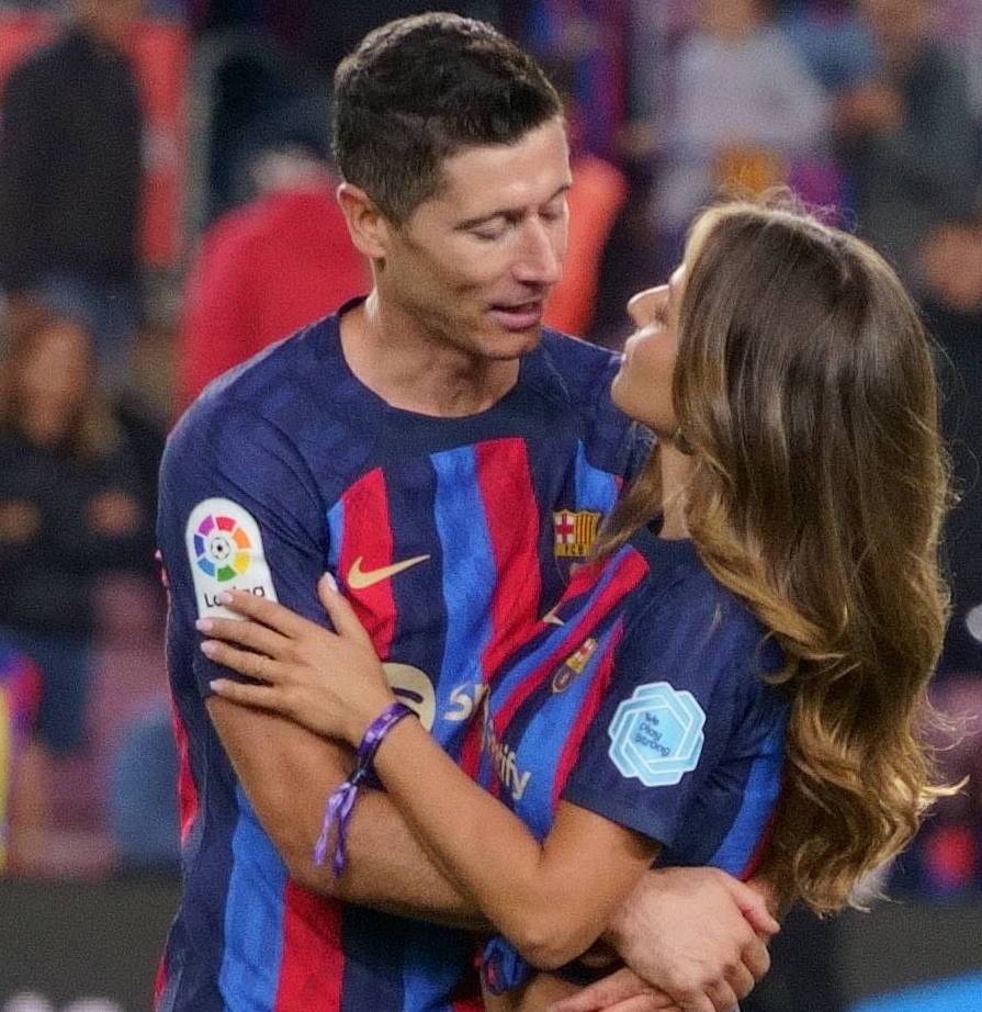 Klara i Laura Lewandowskie na murawie stadionu Camp Nou (ZDJĘCIA)