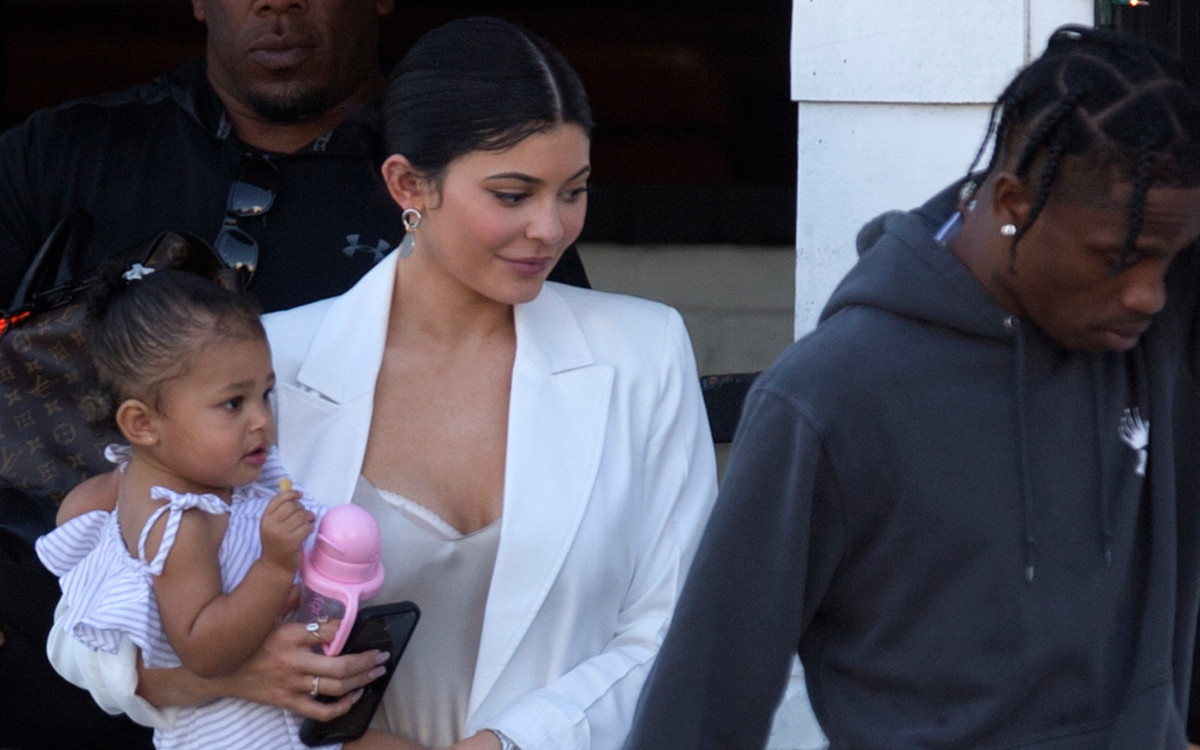 Kylie Jenner z córeczką Stormi i Travisem na kawie