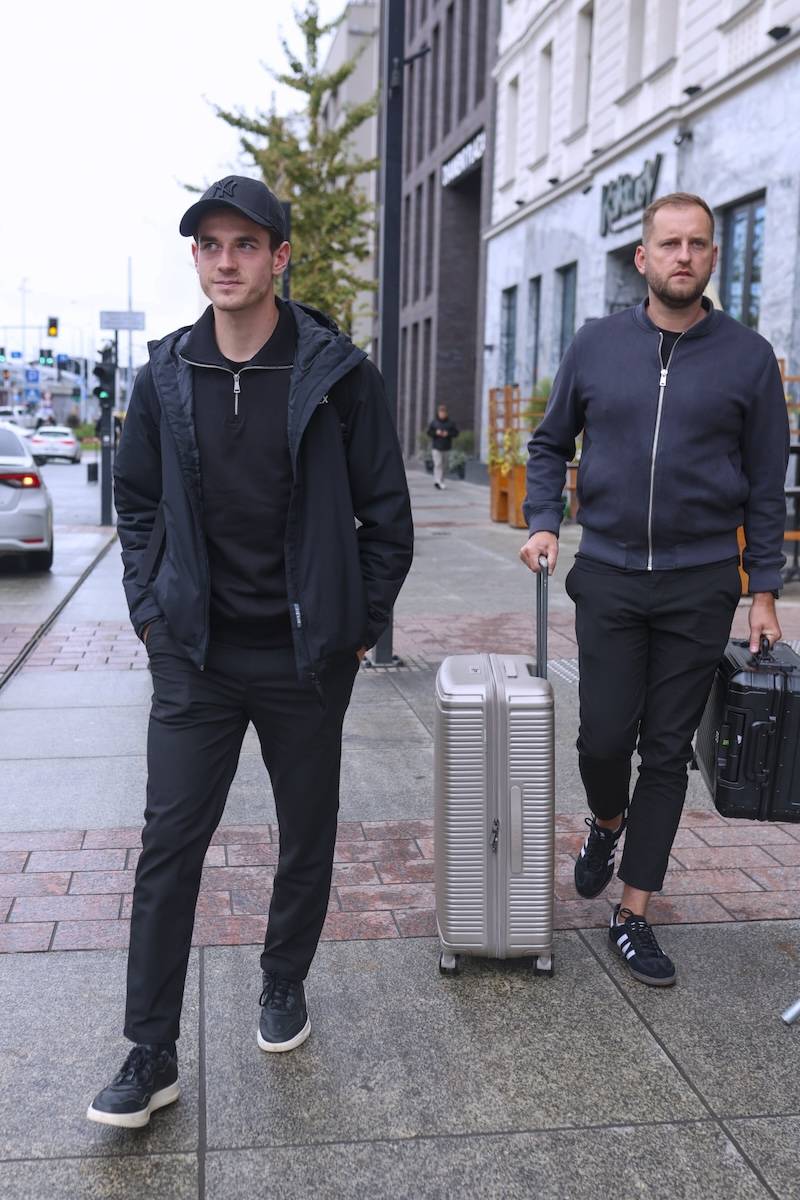 Piłkarze zjechali się na zgrupowanie reprezentacji Polski. Lewy od razu wyszedł do kibiców