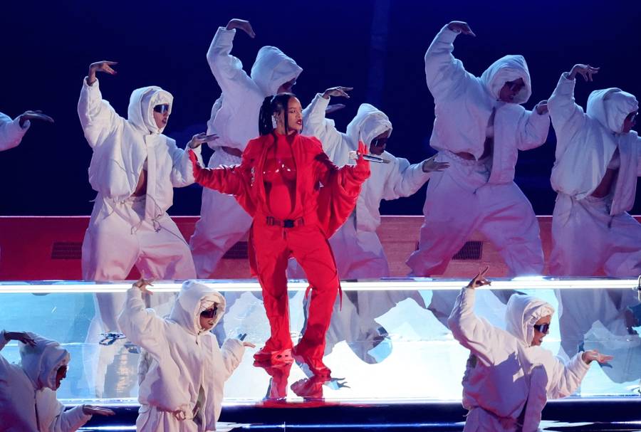 Tak wyglądał koncert Rihanny na Super Bowl. Co za SHOW! (ZDJĘCIA)