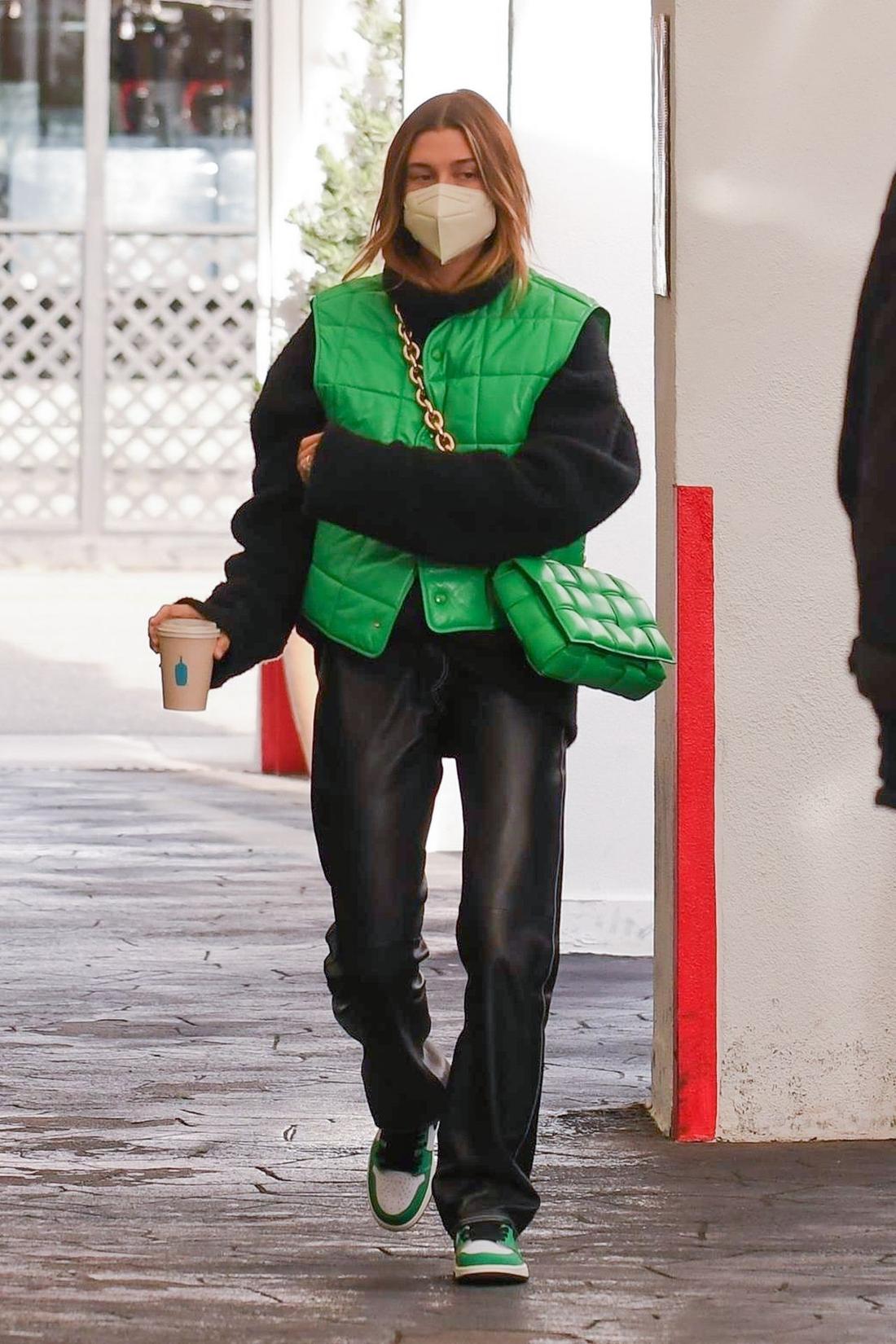 Hailey Bieber w zielonej stylizacji