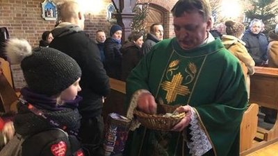 O geście tego księdza mówią dziś wszyscy (ZDJĘCIA)