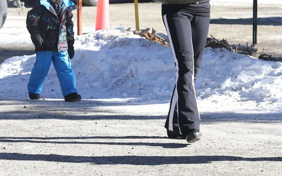 Paula Patton bez makijażu szaleje z synkiem na stoku, grudzień 2014