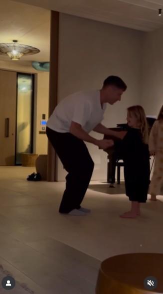 Robert Lewandowski z córeczkami, fot. Instagram Lewy szaleje z córeczkami. I to do jakiej piosenki! Nagranie podbija sieć