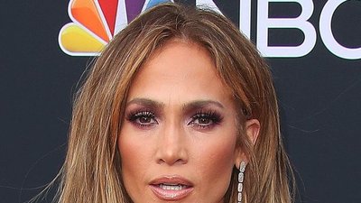 Jennifer Lopez na gali Billboard w spódnicy ze skóry aligatora