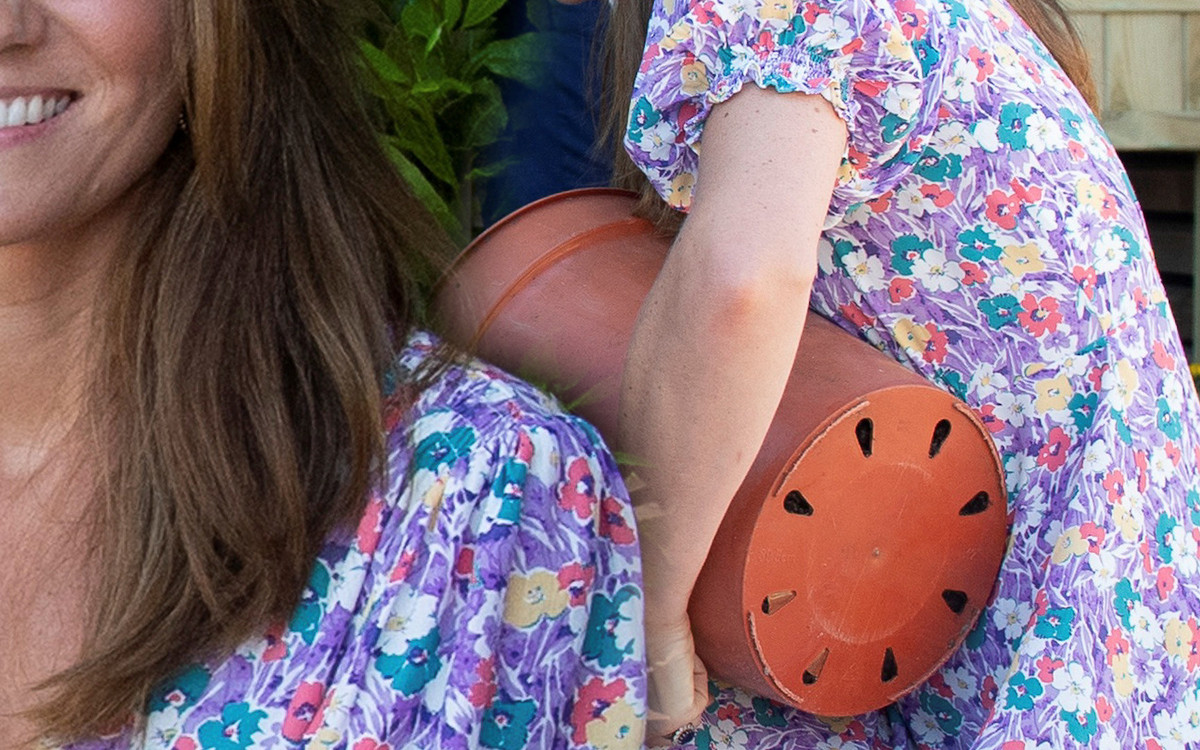 Kate Middleton w modnej stylizacji sadzi kwiaty. Jej buty i sukienka to “must have” lata
