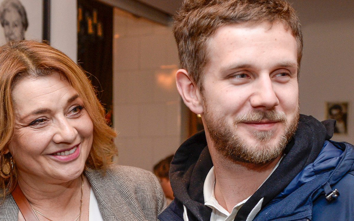 Antek Królikowski i jego mama pokazali, jak spędzają czas w domu z całą rodziną