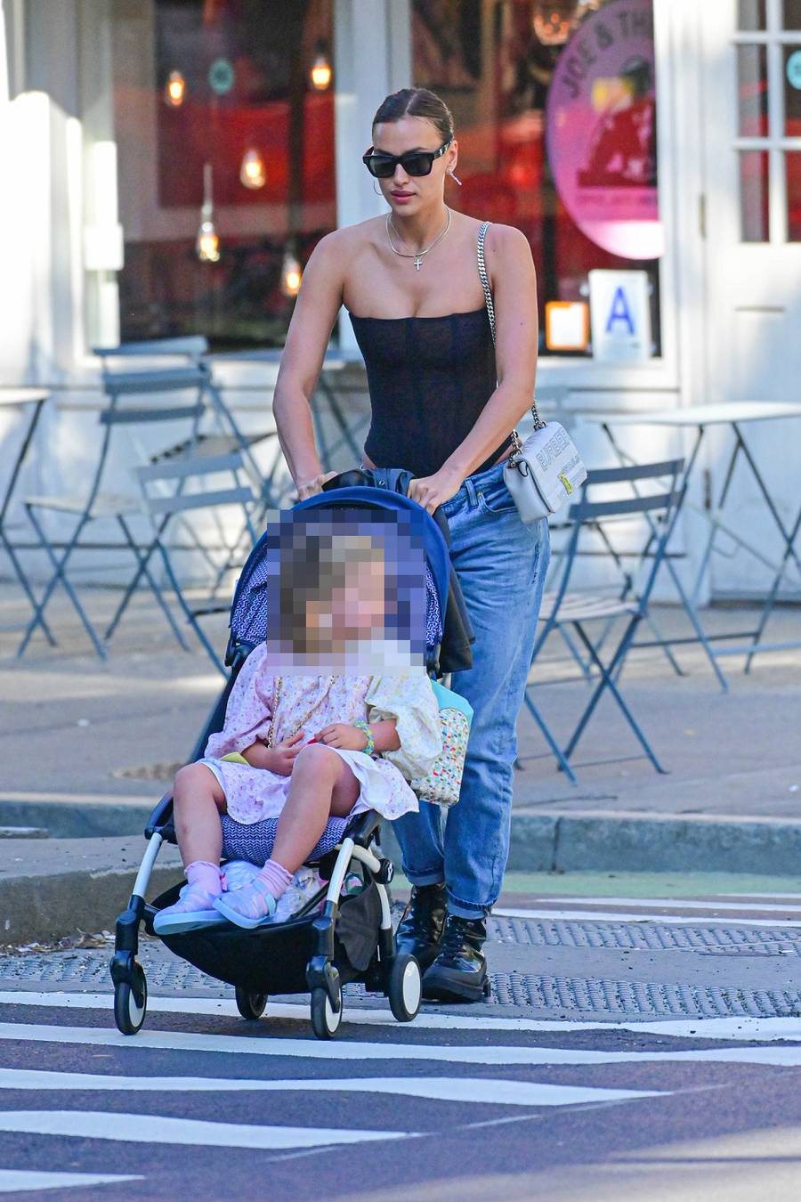 Irina Shayk w GORSECIE i jeansach! Dziwna stylizacja