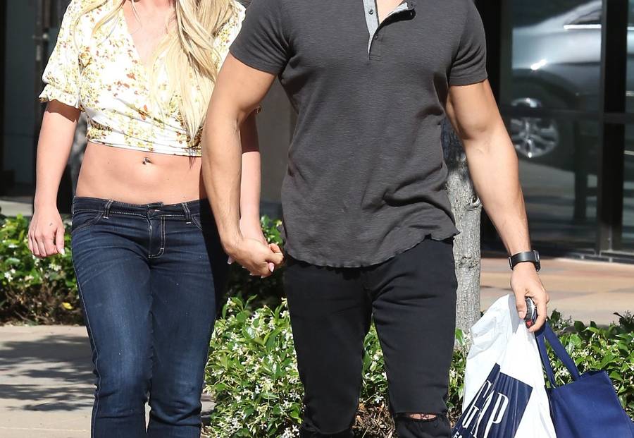 Britney Spears na zakupach z chłopakiem i BRZUCHEM na wierzchu. Ma się czym pochwalić?