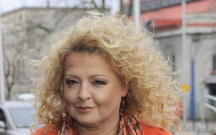 Zgrabne nogi i oryginalna biżuteria – poznajecie kto to?